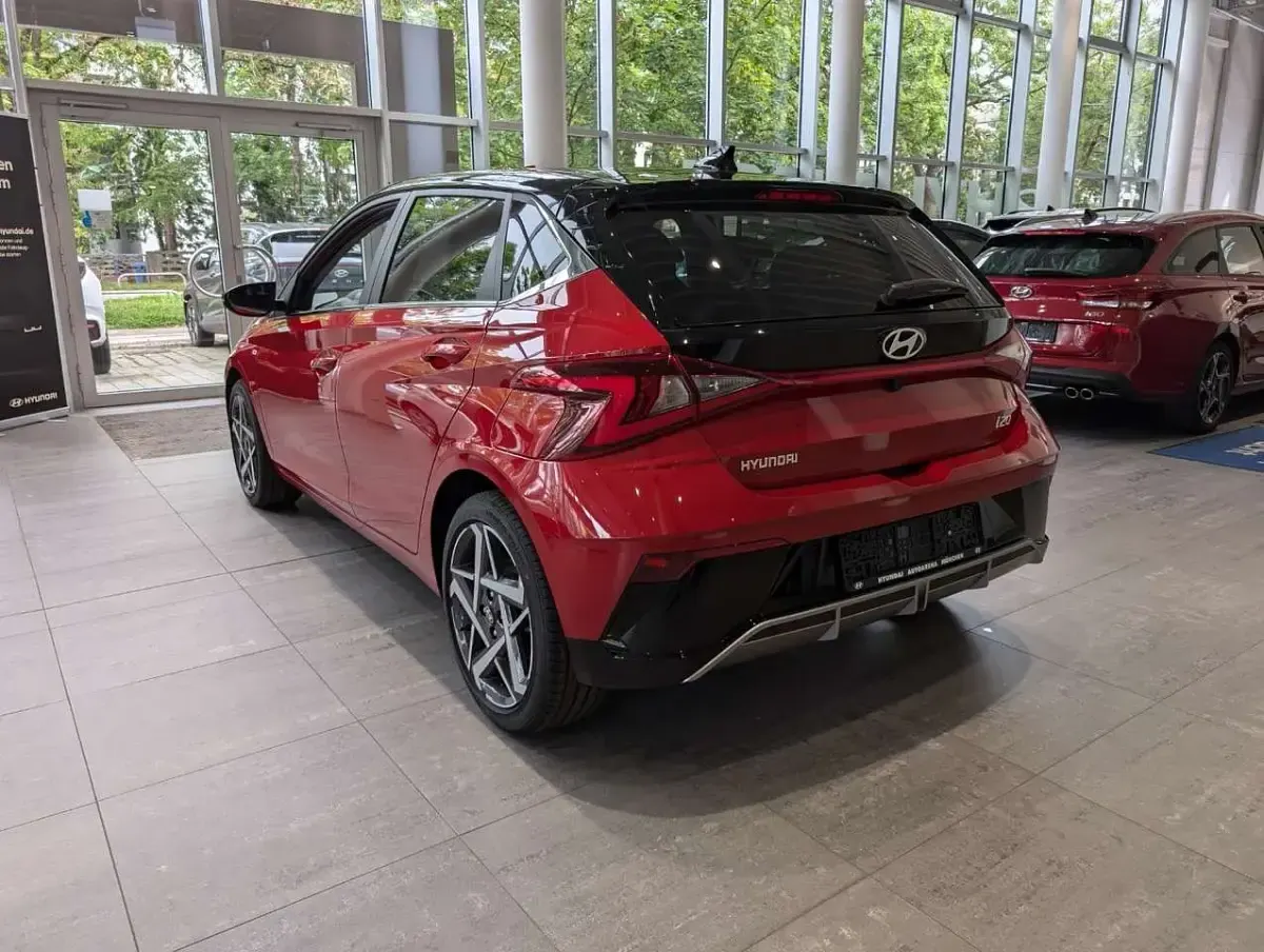 Gebraucht Hyundai i20 Prime 120 PS (88 kW) 2024 Dragon red/ phantom black / mi Limousine