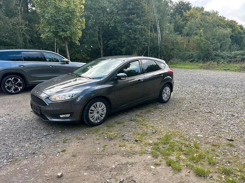 Grau Gebraucht 2017 Ford Focus Limousine | 6.000 € (Superpreis) - Bild 1/4