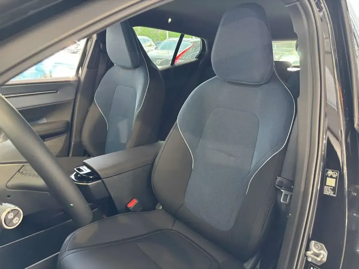 Neu Volvo EX30 Core 200 kW (272 PS) 2026 Onyx schwarz SUV