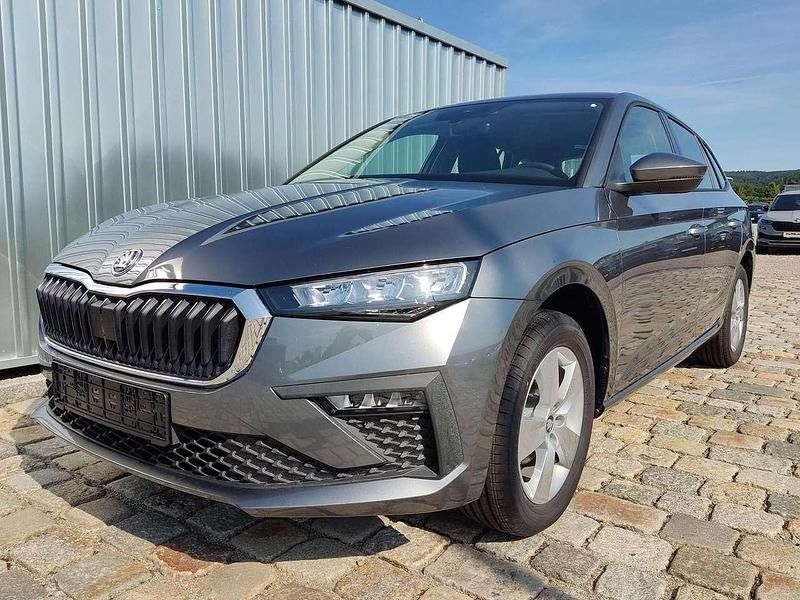 Graphitgrau metallic Neu 2025 Skoda Scala Plus Edition Kleinwagen | 21.690 € (Etwas zu teuer) - Bild 1/4