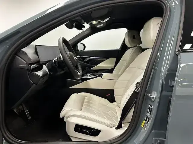 Gebraucht BMW 550e M Sport 489 PS (359 kW) 2025 Cape york grün Limousine
