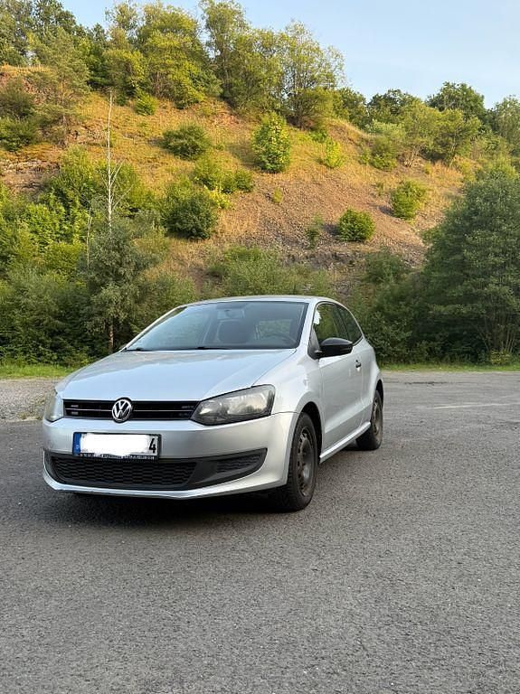 Silber Gebraucht 2013 VW Polo Trendline Limousine | 2.500 € (Superpreis) - Bild 1/4