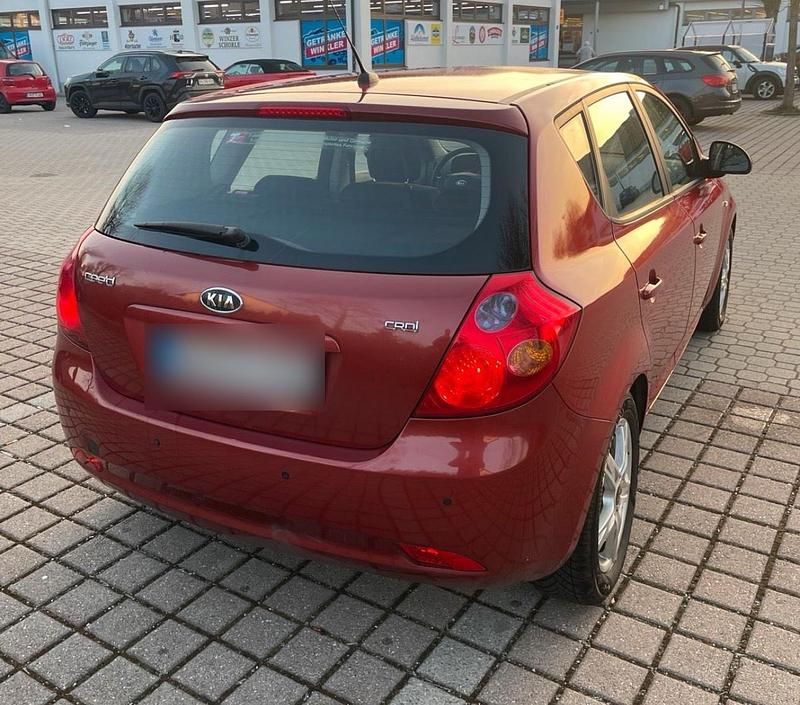 Second-hand Kia Ceed 90 CP (66 kW) 2007 Roșu Hatchback