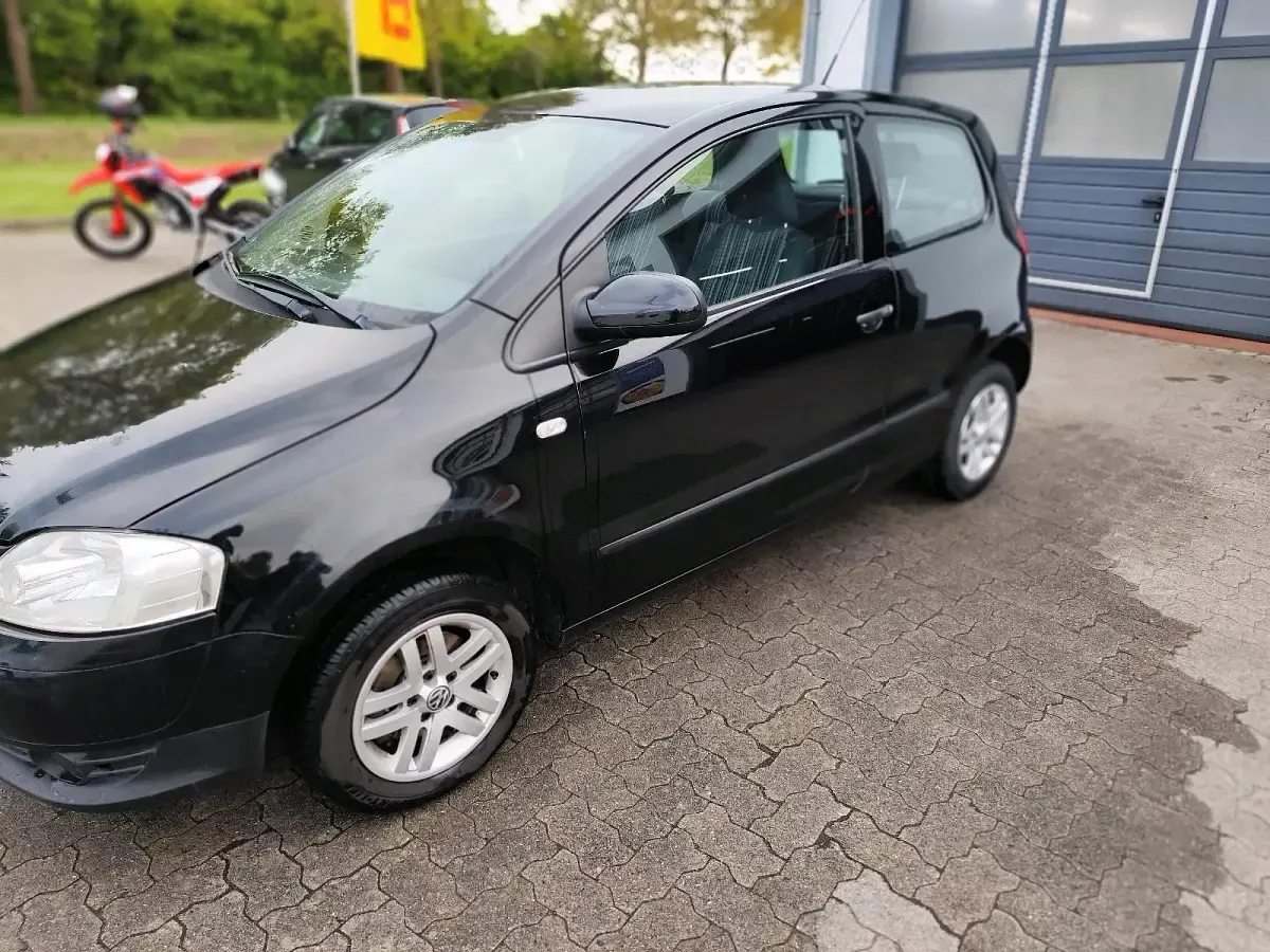 Second-hand VW Fox 75 CP (55 kW) 2007 Negru Hatchback