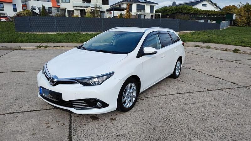 Weiß Gebraucht 2016 Toyota Auris Touring Sports Executive Kombi | 11.550 € (Fairer Preis) - Bild 1/4