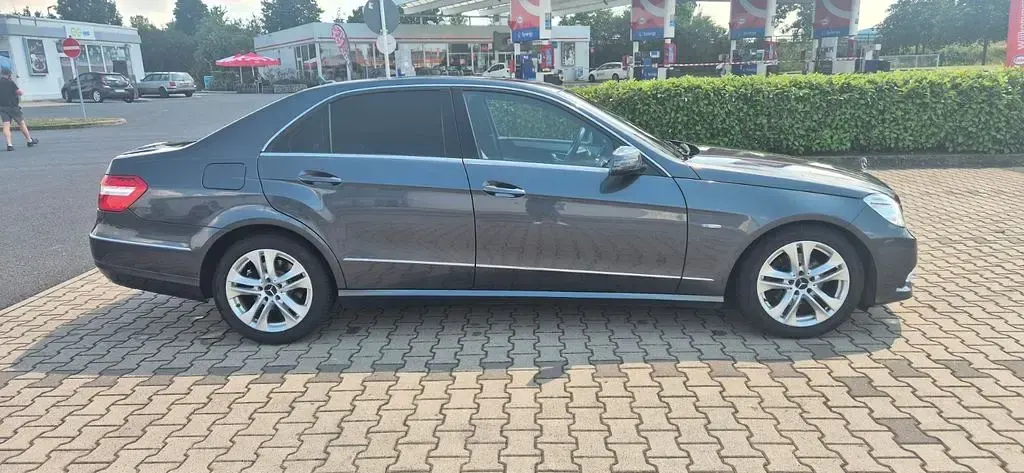 Gebraucht Mercedes E220 Avantgarde 170 PS (125 kW) 2009 Grau Limousine