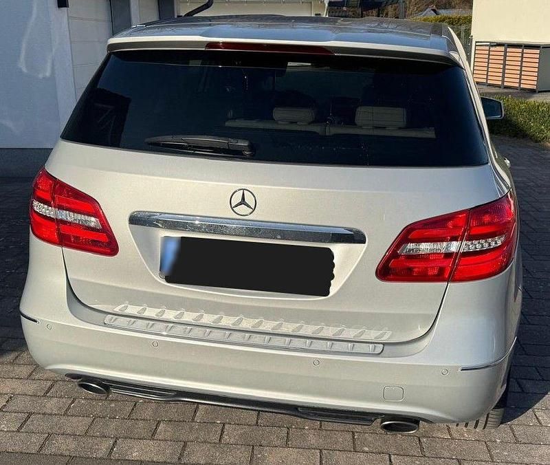 Gebraucht Mercedes B200 156 PS (114 kW) 2014 Silber Van / Kleinbus