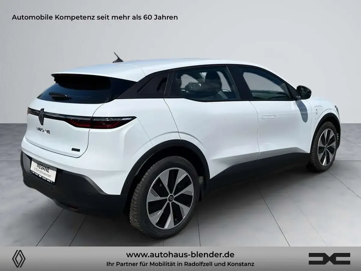 Używany Renault Megane E-Tech Evolution 160 kW (218 KM) 2024 Biały Sedan/Limuzyna