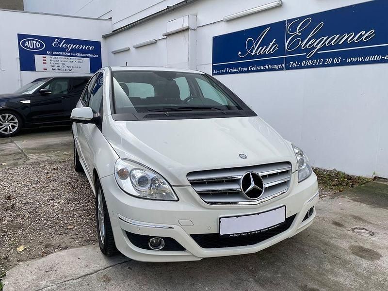 Weiß Gebraucht 2010 Mercedes 180 Limousine | 6.750 € (Fairer Preis) - Bild 1/4