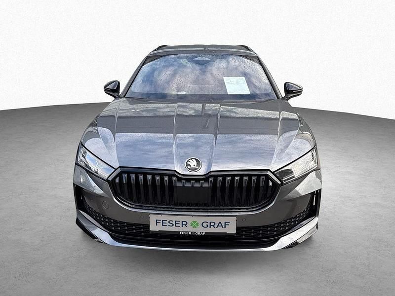 Neu Skoda Superb 193 PS (141 kW) 2025 Graphitegrau Kombi