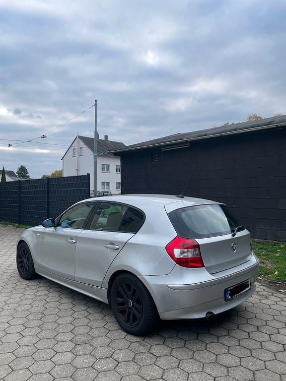 Silber Gebraucht 2006 BMW 118 Kleinwagen | 3.399 € (Fairer Preis) - Bild 1/4