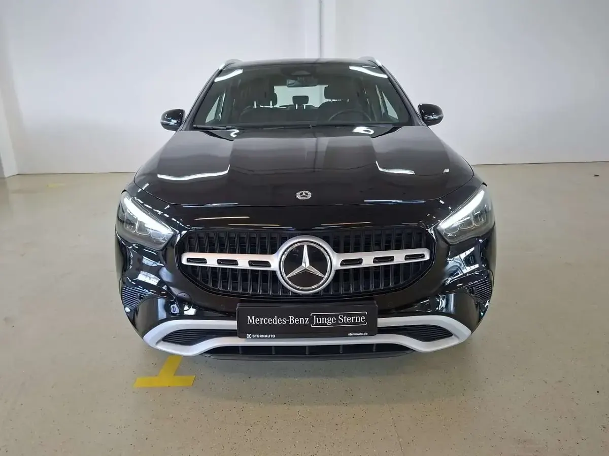 Gebraucht Mercedes GLA200 163 PS (119 kW) 2024 Unilack nachtschwarz SUV