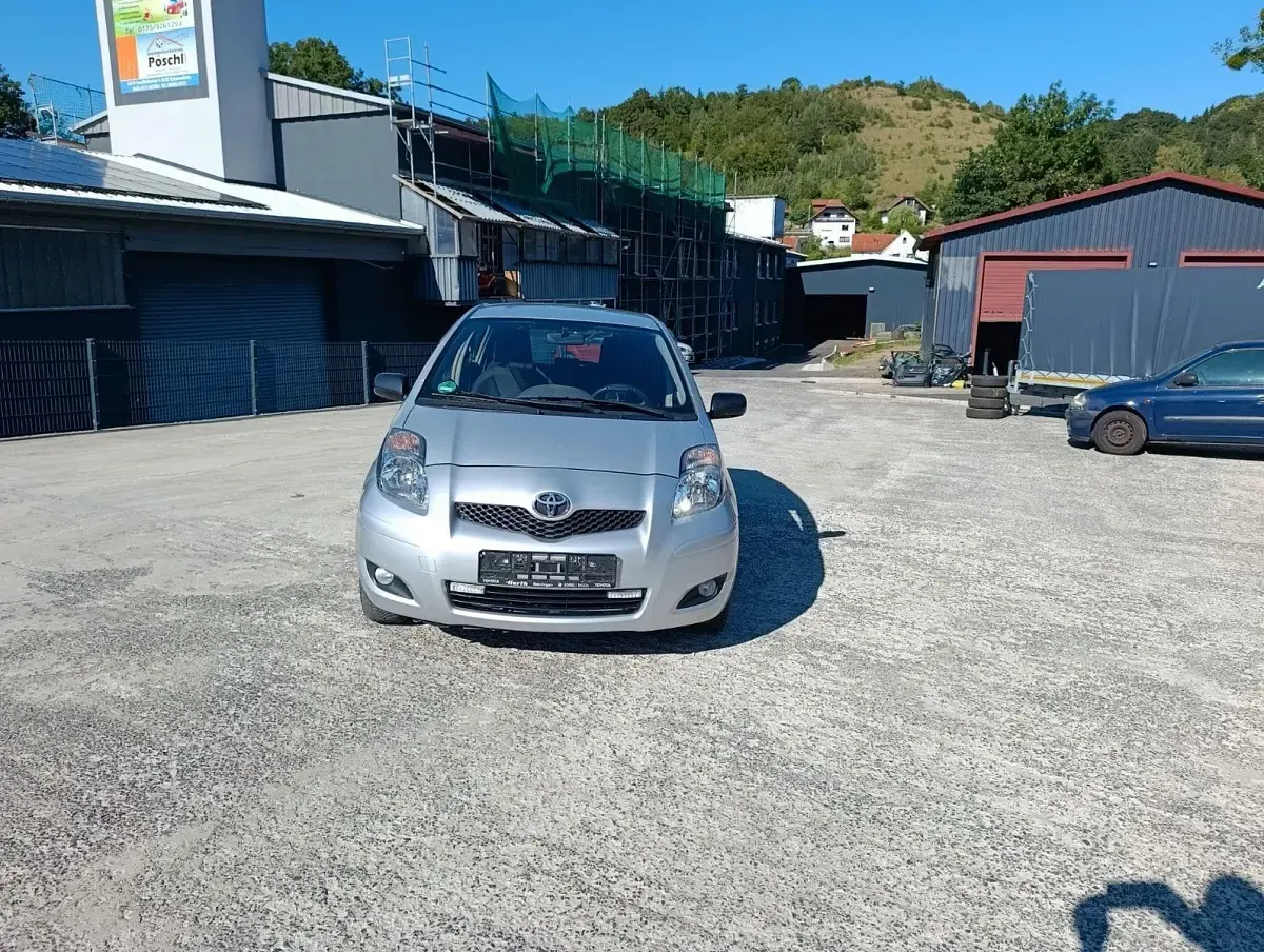 Gebraucht Toyota Yaris Life 101 PS (74 kW) 2010 Silber Kleinwagen