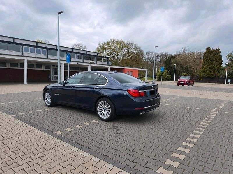 Gebraucht BMW 730 258 PS (189 kW) 2012 Blau Limousine