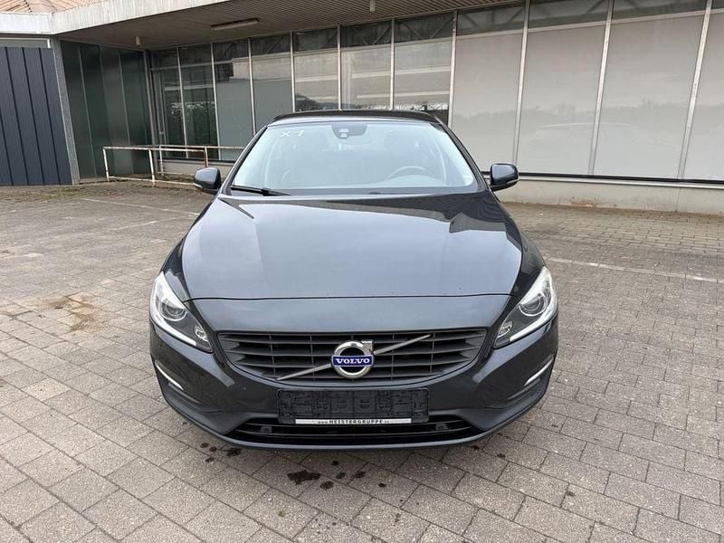 Grau Gebraucht 2017 Volvo V60 Kombi | 12.900 € (Guter Preis) - Bild 1/4