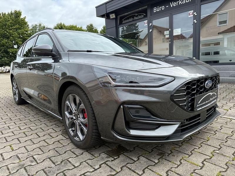 Grau Gebraucht 2024 Ford Focus ST-Line X Limousine | 25.900 € (Fairer Preis) - Bild 1/4