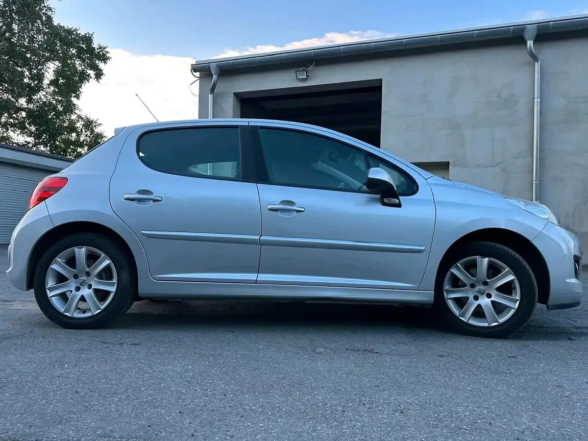 Gebraucht Peugeot 207 90 PS (66 kW) 2011 Silber Limousine