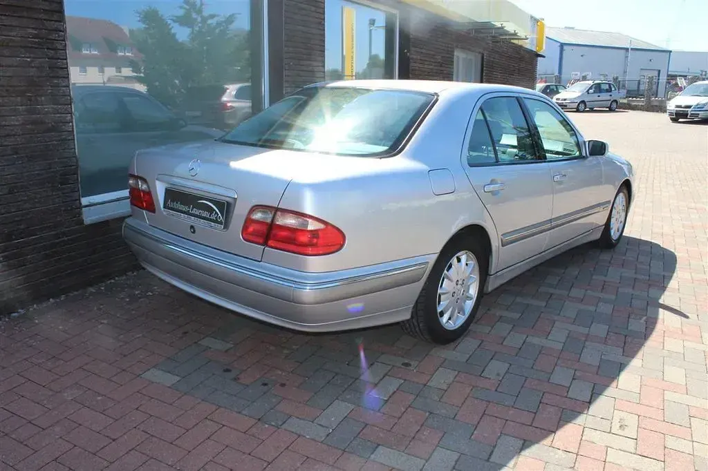 Second-hand Mercedes E200 Elegance 163 CP (119 kW) 2000 Argintiu Berlinǎ