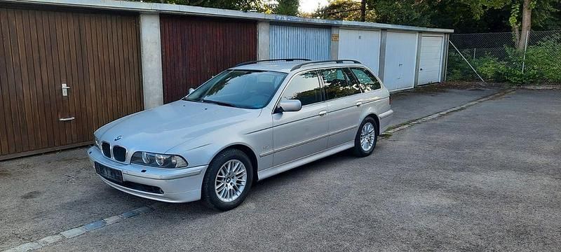 Silber Gebraucht 2002 BMW 520 Exclusive Kombi | 6.000 € - Bild 1/4