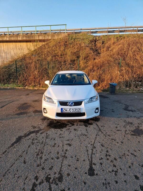 Gebraucht Lexus CT200h 136 PS (100 kW) 2011 Weiß Kleinwagen