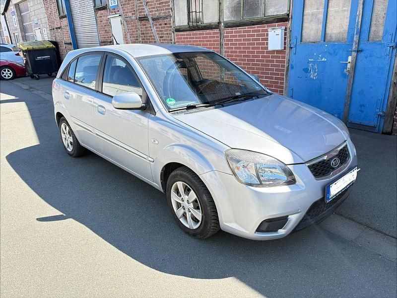 Usata Kia Rio 97 CV (71 kW) 2011 Argento Berlina