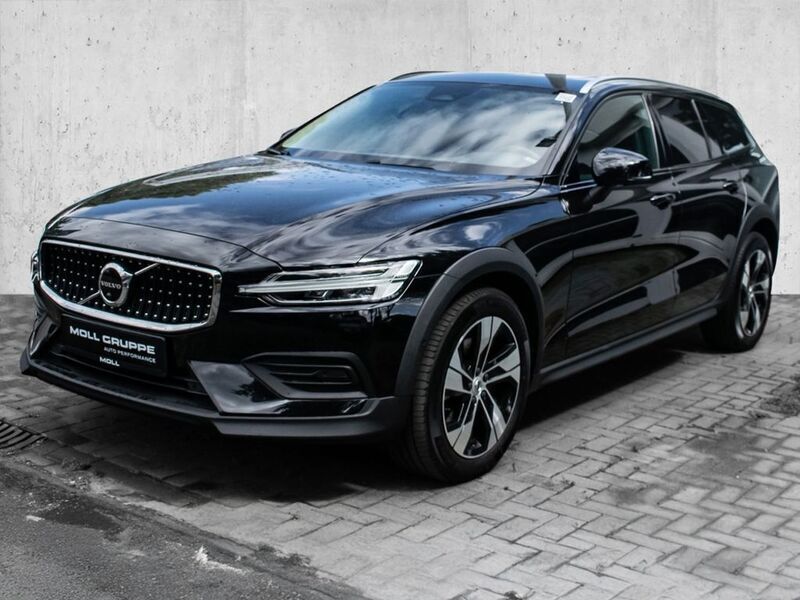 Gebraucht Volvo V60 CC Plus 197 PS (144 kW) 2023 Onyx black / metallic Kombi