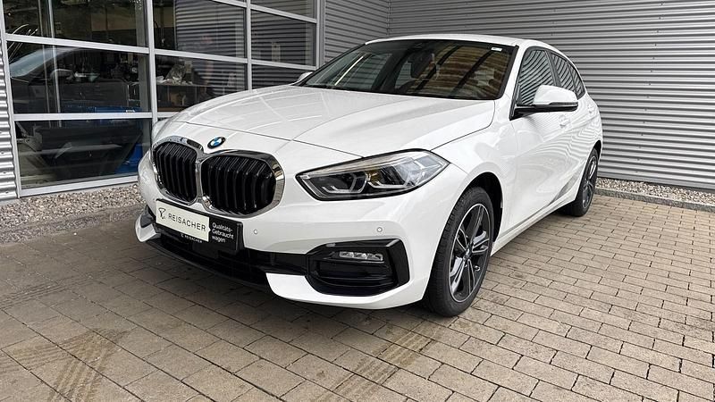 Alpinweiß uni Gebraucht 2024 BMW 118 Sport Line Kleinwagen | 27.690 € (Fairer Preis) - Bild 1/4
