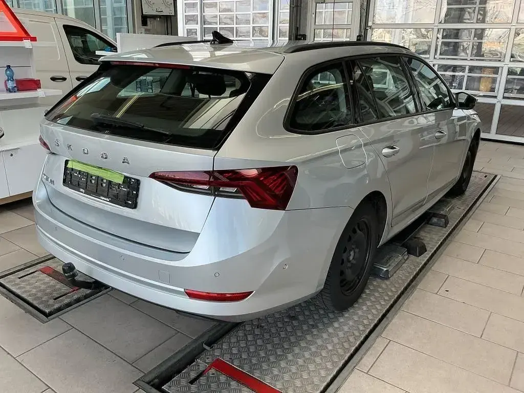 Gebraucht Skoda Octavia First Edition 150 PS (110 kW) 2021 Stribrna brilliant/ brilliants Kombi