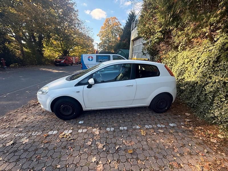 Weiß Gebraucht 2009 Fiat Grande Punto Kleinwagen | 2.400 € (Fairer Preis) - Bild 1/4