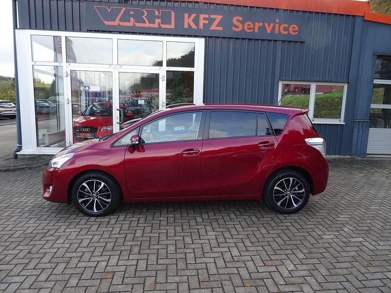 Rot Gebraucht 2017 Toyota Verso Edition-S Van / Kleinbus | 17.990 € (Fairer Preis) - Bild 1/4