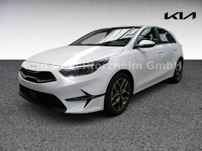 Weiß Gebraucht 2024 Kia Ceed Spirit Limousine | 22.490 € (Superpreis) - Bild 1/4