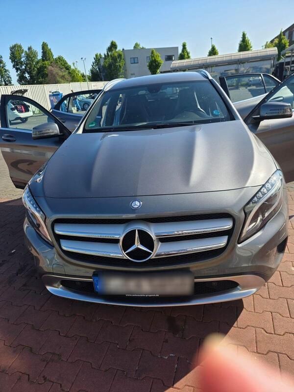 Grau Gebraucht 2014 Mercedes GLA220 SUV | 17.450 € (Etwas zu teuer) - Bild 1/4
