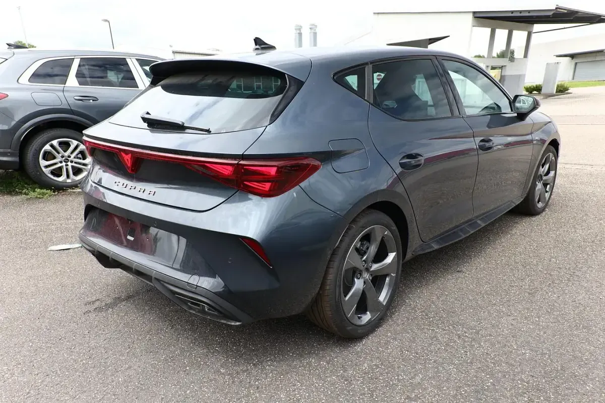 Neu Cupra Leon 150 PS (110 kW) 2026 Magnetic grau metallic Limousine