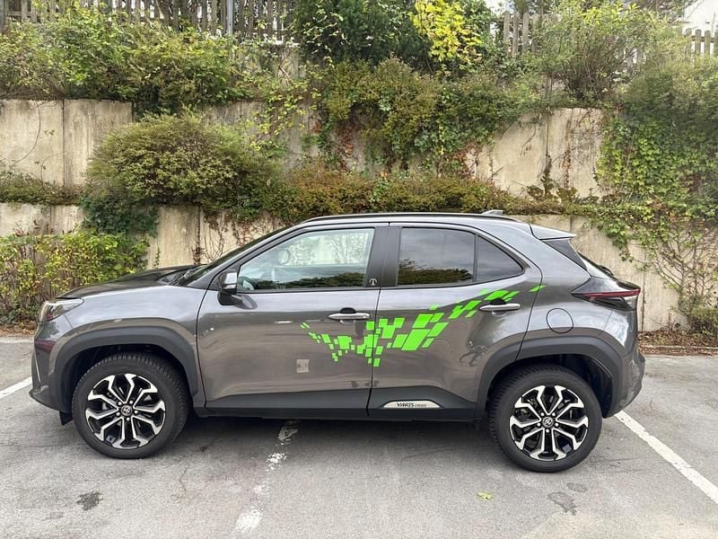 Grau Gebraucht 2024 Toyota Yaris Cross Team SUV | 25.990 € (Fairer Preis) - Bild 1/4