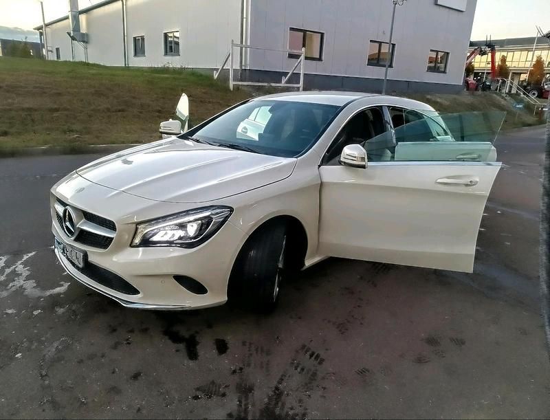 Weiß Gebraucht 2017 Mercedes 180 Urban Limousine | 16.850 € - Bild 1/4