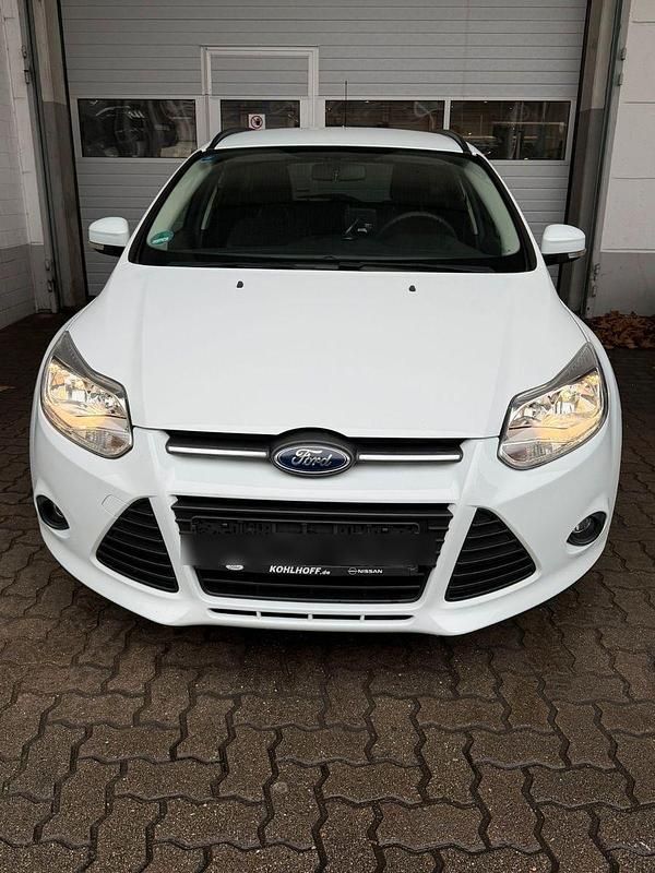 Gebraucht Ford Focus Trend 101 PS (74 kW) 2013 Weiß Kombi