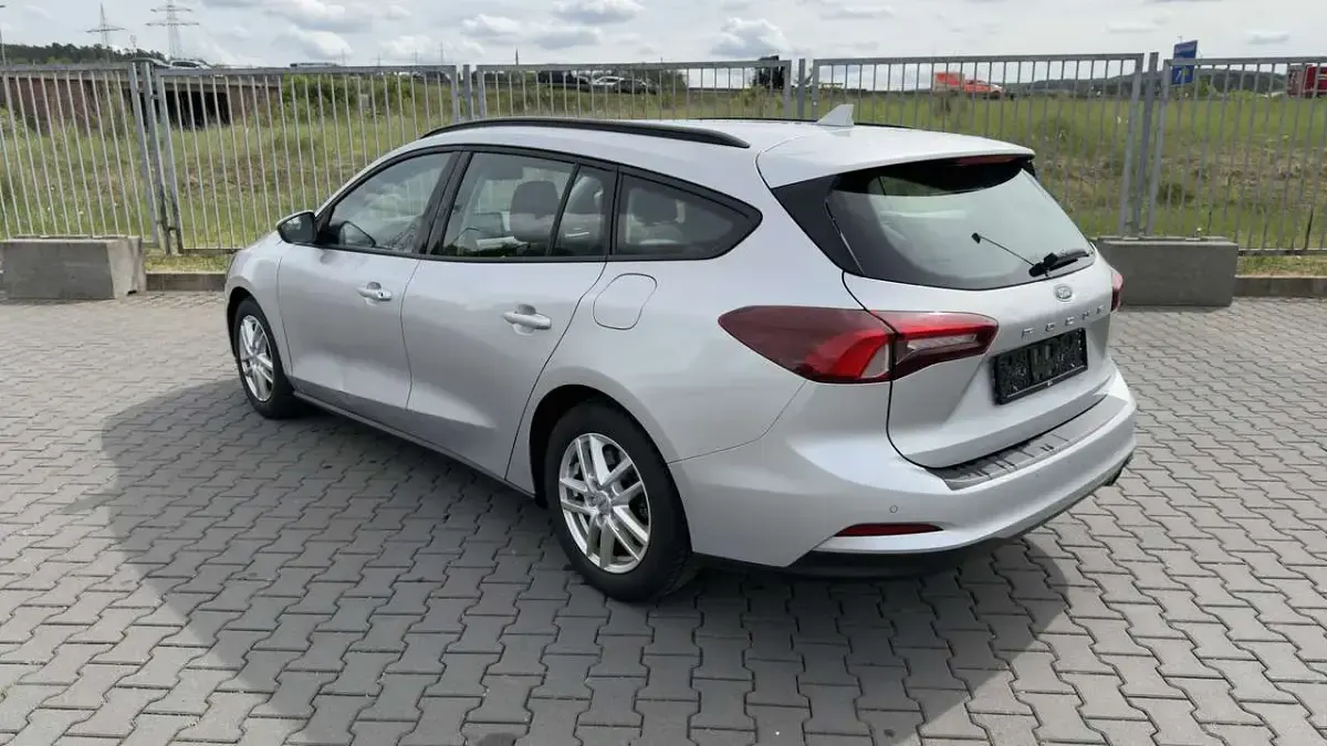 Używany Ford Focus Cool & Connect 120 KM (88 kW) 2022 Srebrny Kombi