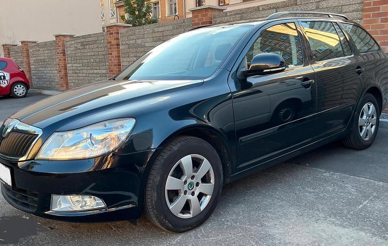 Schwarz Gebraucht 2011 Skoda Octavia Kombi | 2.100 € (Superpreis) - Bild 1/4