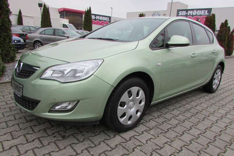Grün Gebraucht 2012 Opel Astra Edition Limousine | 5.999 € (Fairer Preis) - Bild 1/4