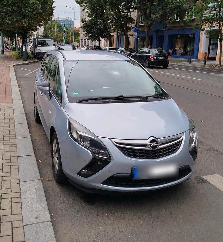 Grau Gebraucht 2016 Opel Zafira Tourer Van / Kleinbus | 10.750 € - Bild 1/2