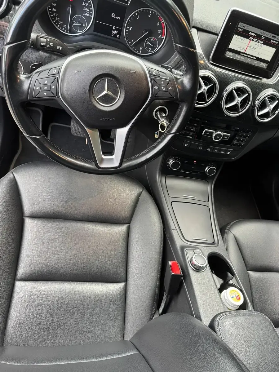 Gebraucht Mercedes B180 107 PS (78 kW) 2014 Silber Kleinwagen