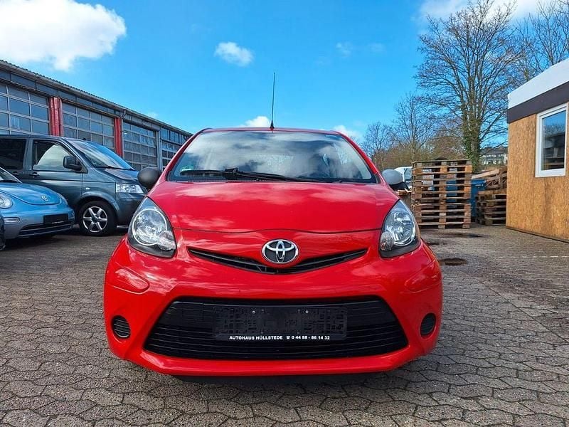 Gebraucht Toyota Aygo Basis 68 PS (50 kW) 2014 Rot Kleinwagen