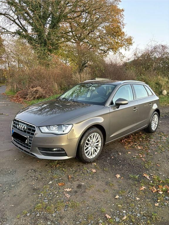Grau Gebraucht 2015 Audi A3 Ambition Limousine | 9.700 € (Fairer Preis) - Bild 1/4