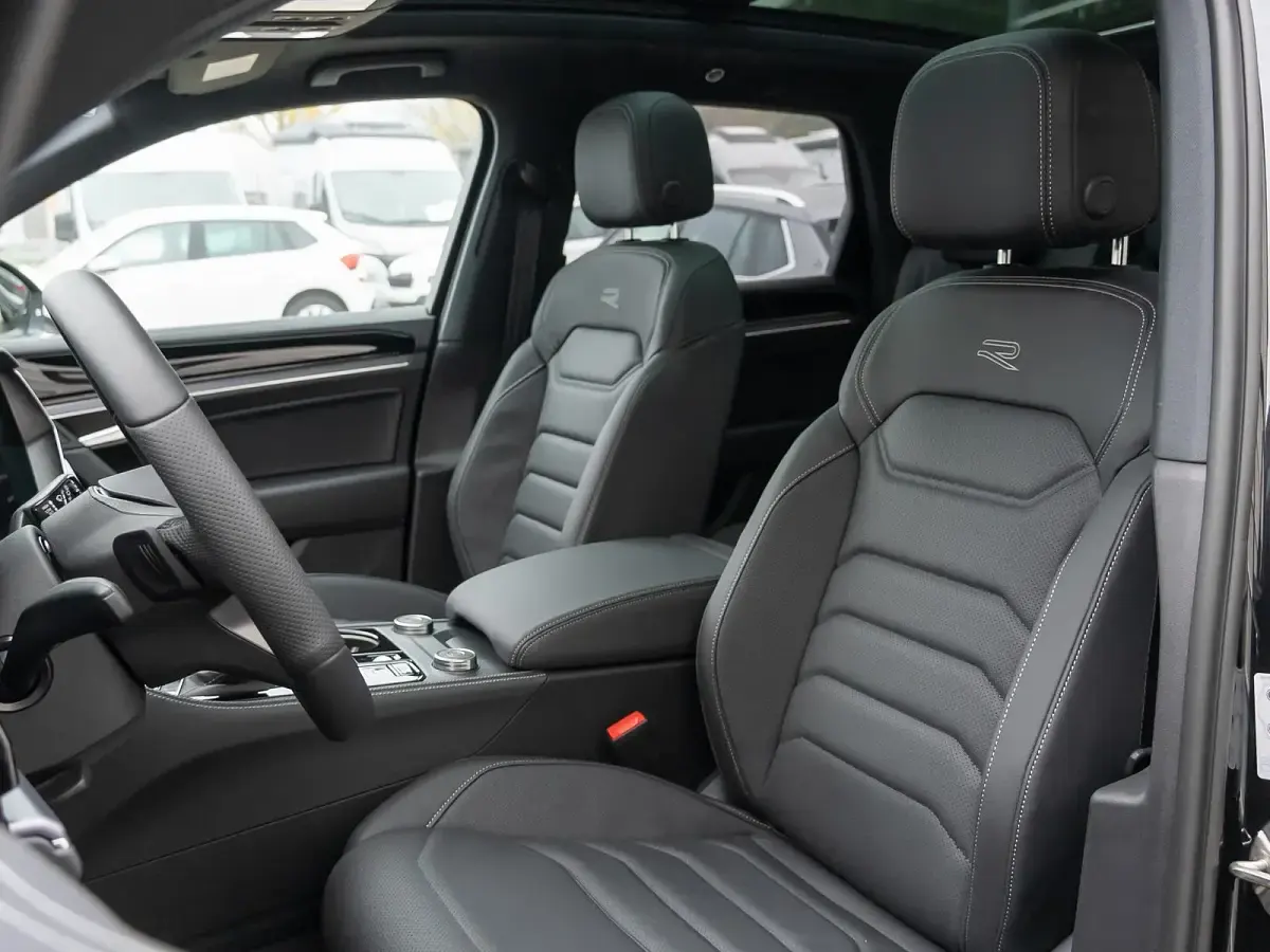 Gebraucht VW Touareg R-line 286 PS (210 kW) 2024 Grenadillschwarz metallic SUV