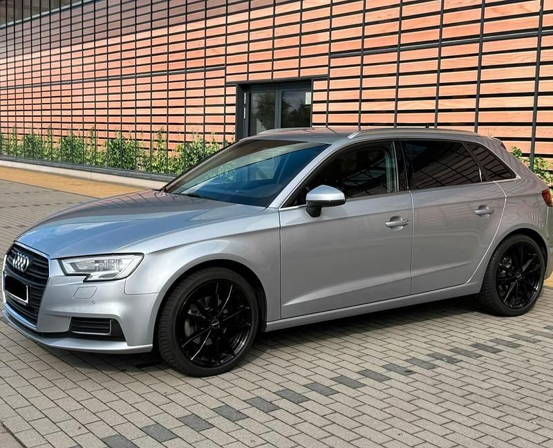 Silber Gebraucht 2019 Audi A3 Comfort Limousine | 18.900 € (Etwas zu teuer) - Bild 1/4