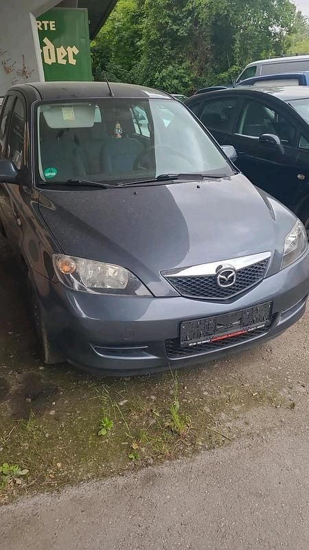Grau Gebraucht 2004 Mazda 2 Kleinwagen | 1.499 € (Fairer Preis) - Bild 1/2
