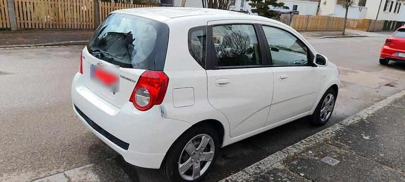 Gebraucht Chevrolet Aveo 84 PS (61 kW) 2009 Weiß Kleinwagen