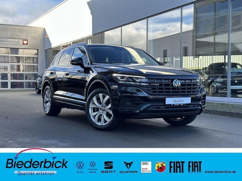 Deep black perleffekt (metallic) Gebraucht 2021 VW Touareg Elegance SUV | 46.990 € (Fairer Preis) - Bild 1/4