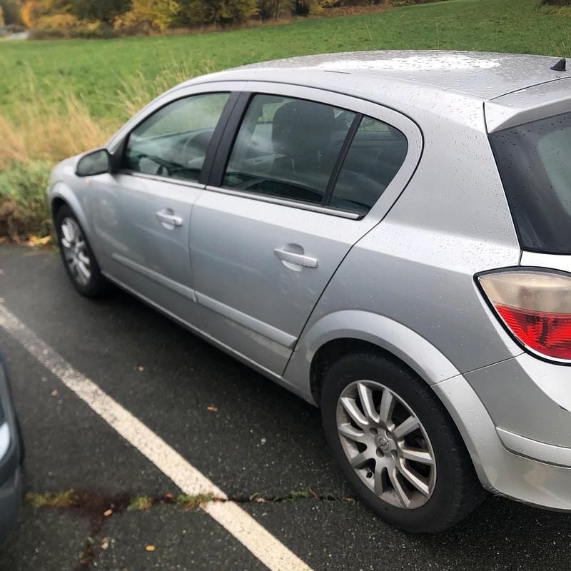 Grau Gebraucht 2004 Opel Astra Kleinwagen | 1.300 € (Fairer Preis) - Bild 1/4