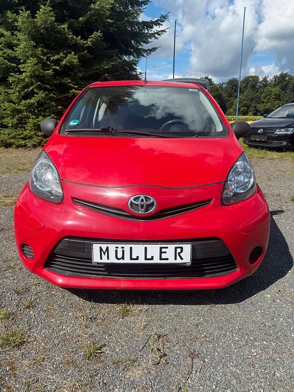 Rot Gebraucht 2014 Toyota Aygo Basis Kleinwagen | 3.499 € (Guter Preis) - Bild 1/4